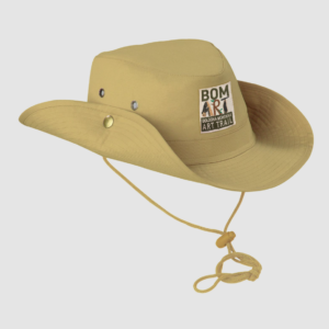 cappello safari di colore marroncino con ricamato sopra il logo di Bologna Montana Art Trail