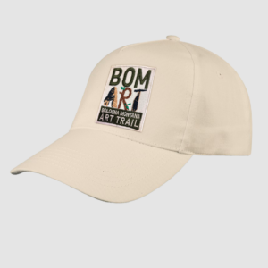 cappello a visiera a becco con sopra il logo ricamato di Bologna Montana Art Trail