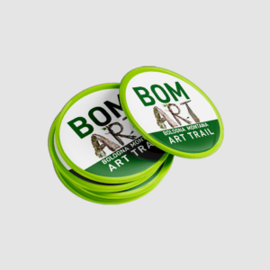 spilla con bordo verde di Bologna Montana Art Trail con stampa del logo