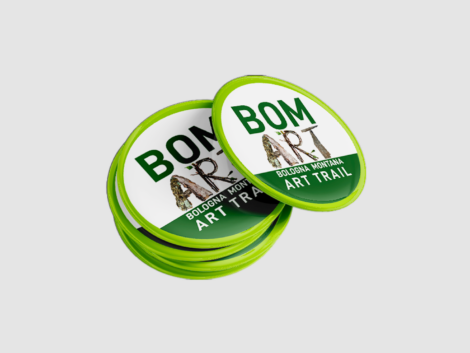 spilla con bordo verde di Bologna Montana Art Trail con stampa del logo