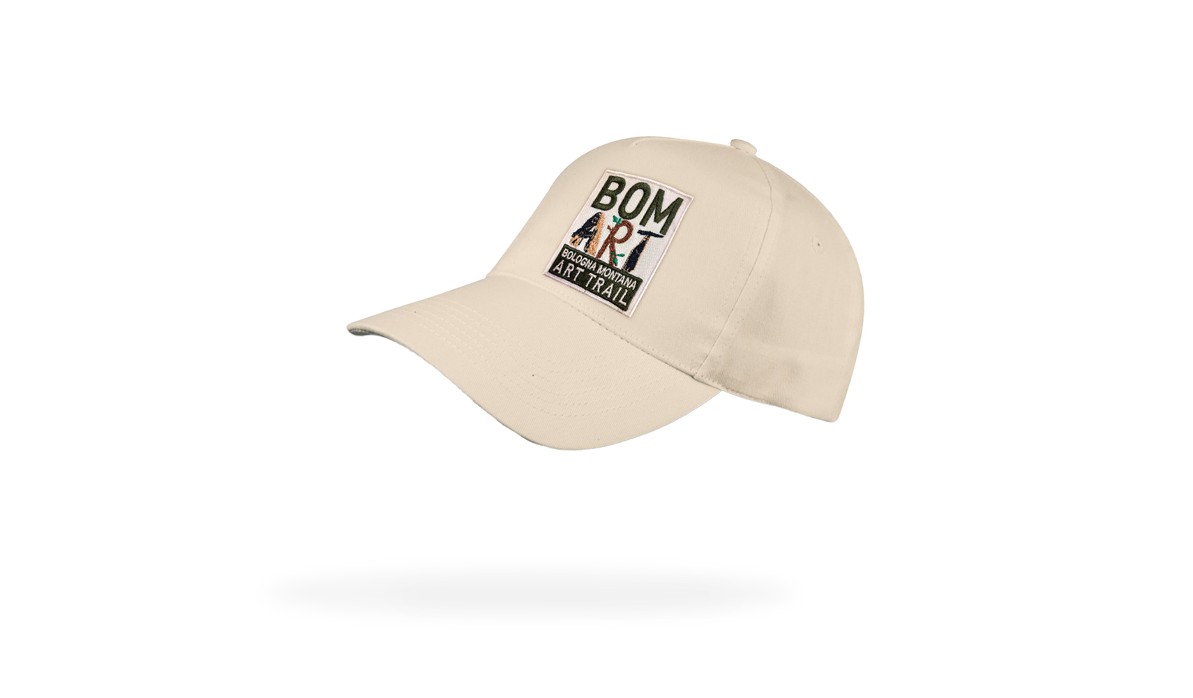 Cappello a visiera a becco color crema con ricamato sopra il logo a colori di Bologna Montana Art Trail