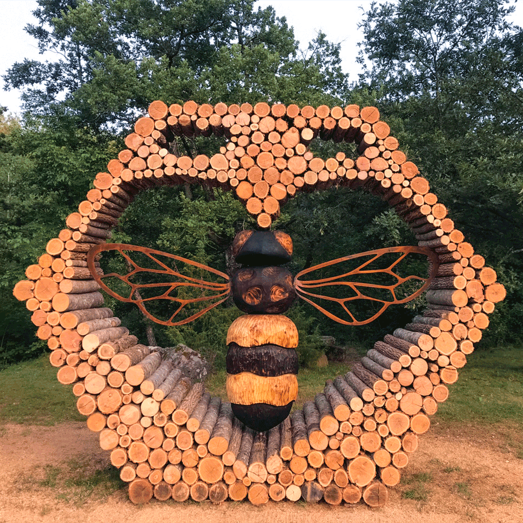 scultura in legno ‘Love Bee Valley’ di Bologna Montana Art Trail a Moghidoro
