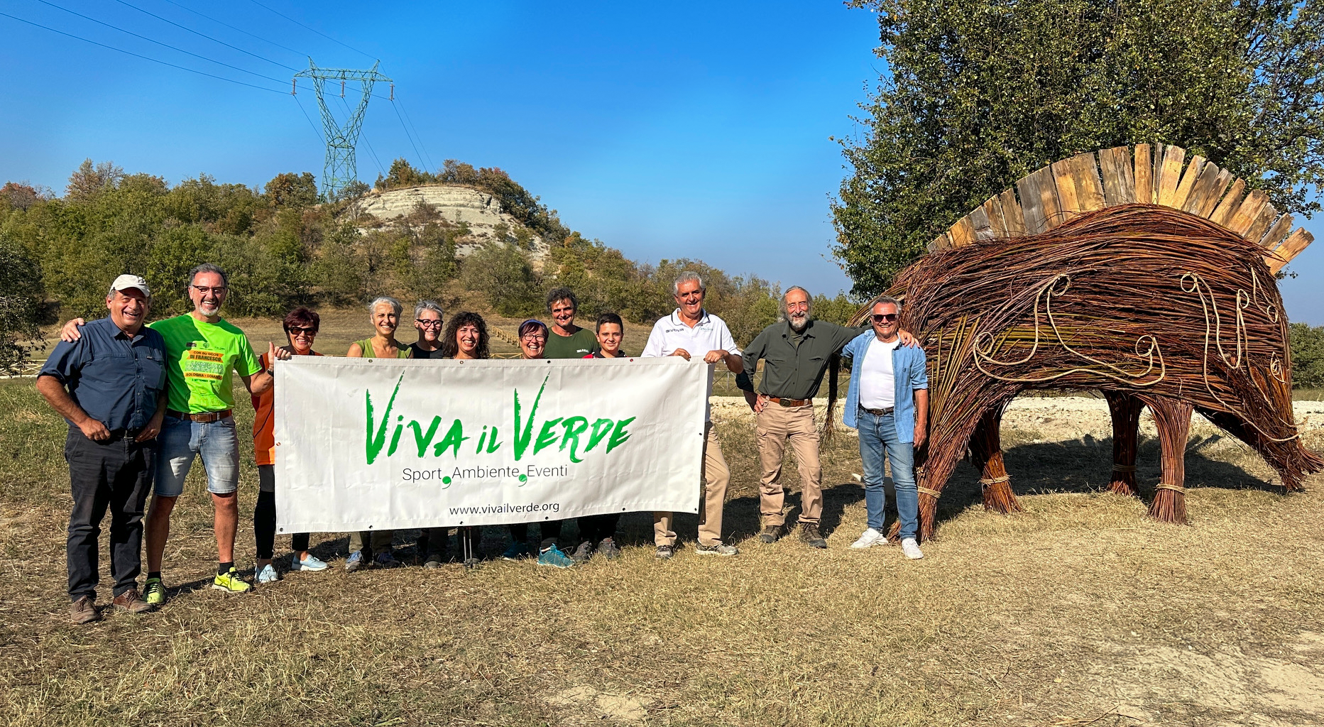 gruppo Viva il Verde affianco alla scultura in legno 'Cinghiale Celtico'