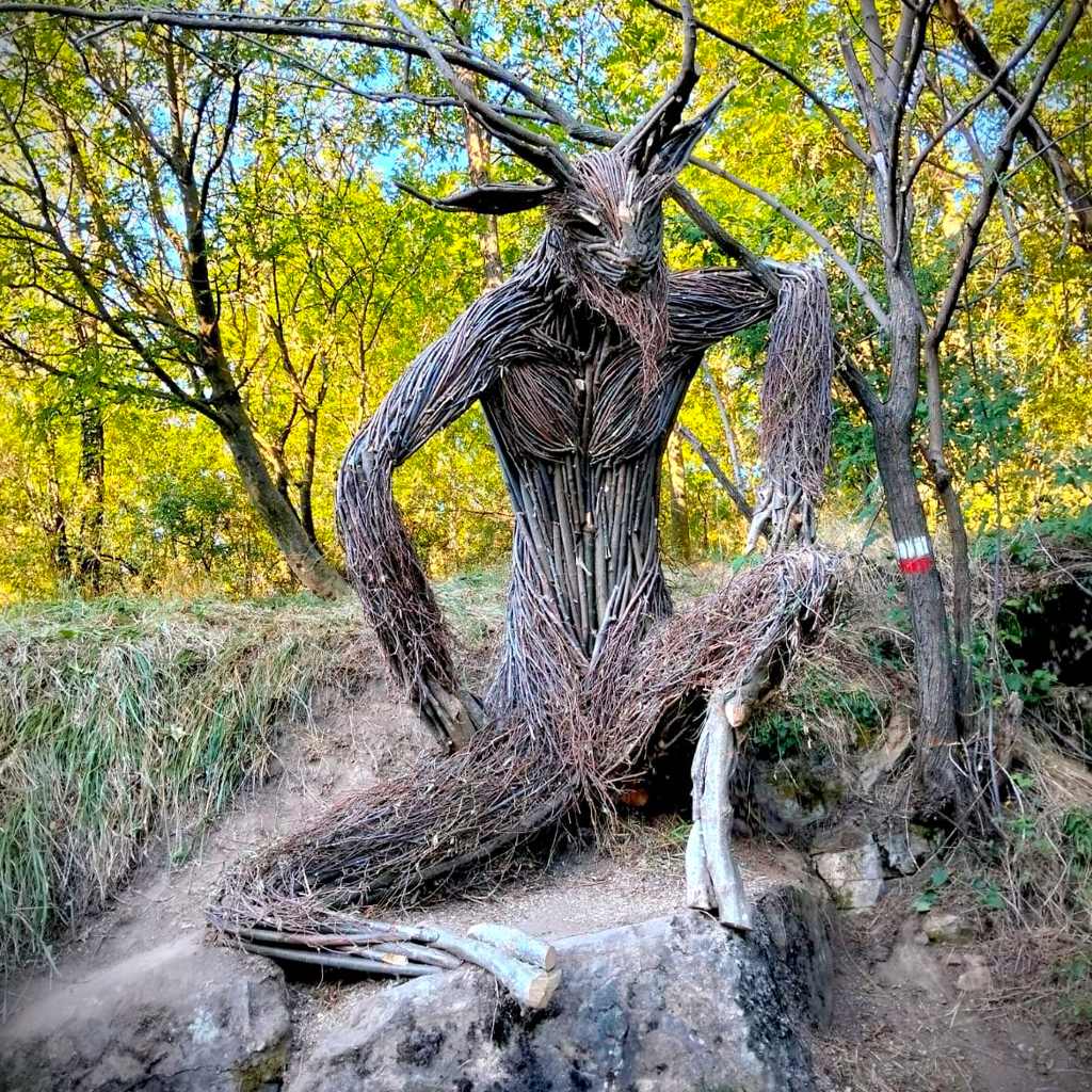 Statua in legno di Bologna Montana Art Trail raffigurante un fauno. L'opera è presente a Monghidoro lungo il percorso di tracking