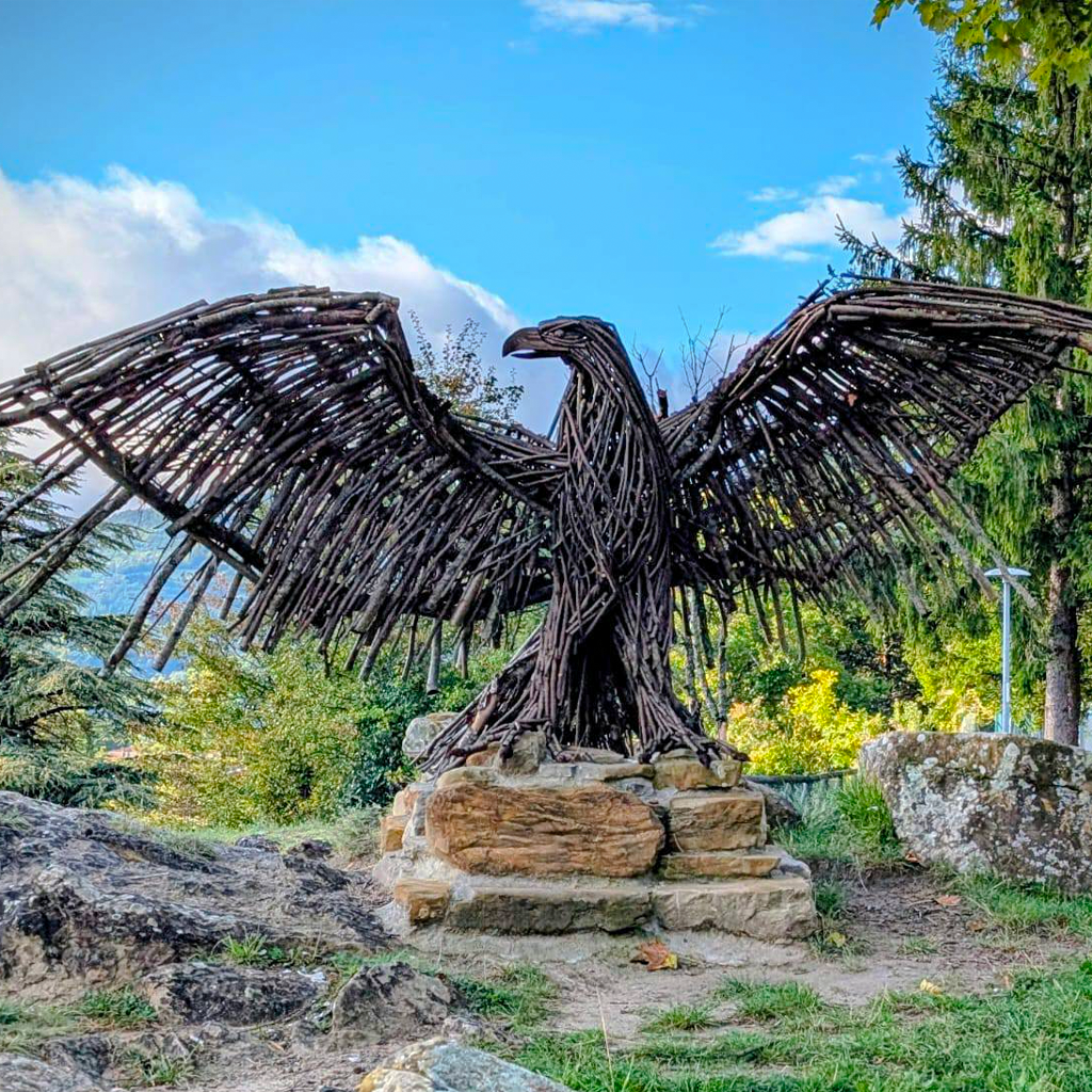 Opera d'arte "L'aquila" situata a Monghidoro lungo il percorso Bomart Bologna Montana Art Trail